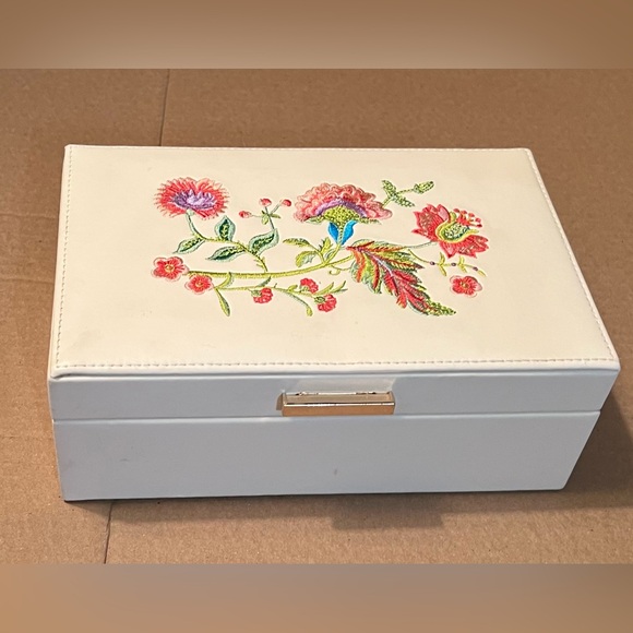 Cupcakes And Cashmere Jewelry Box
